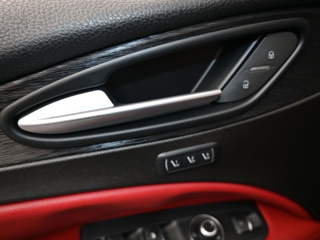 Used 2019 Alfa Romeo Stelvio w/ Nero Edizione image 13