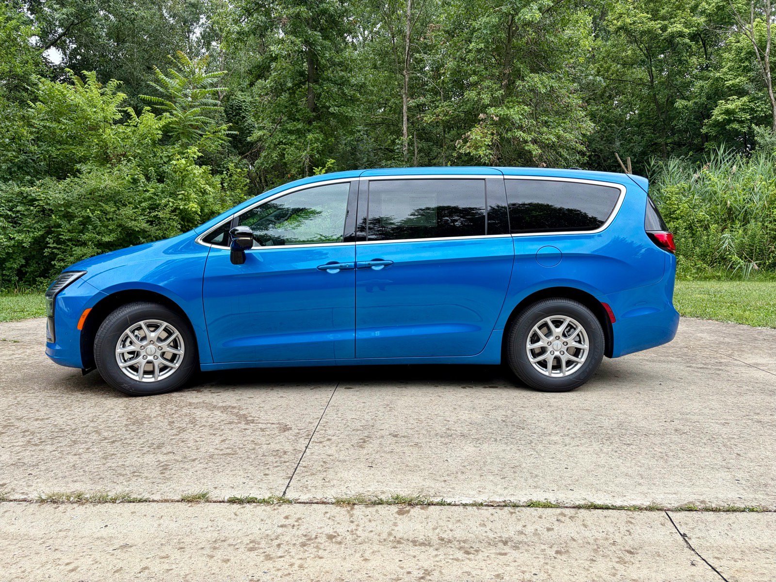 New 2027 Chrysler Pacifica Select FWD image 6