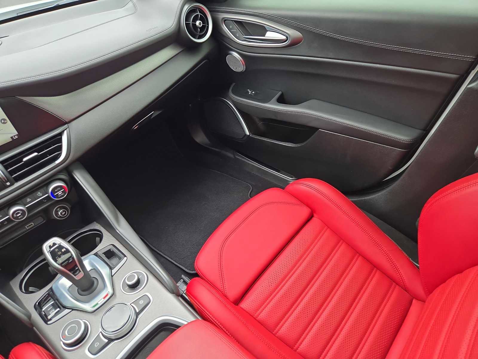 Used 2022 Alfa Romeo Giulia Veloce RWD image 18