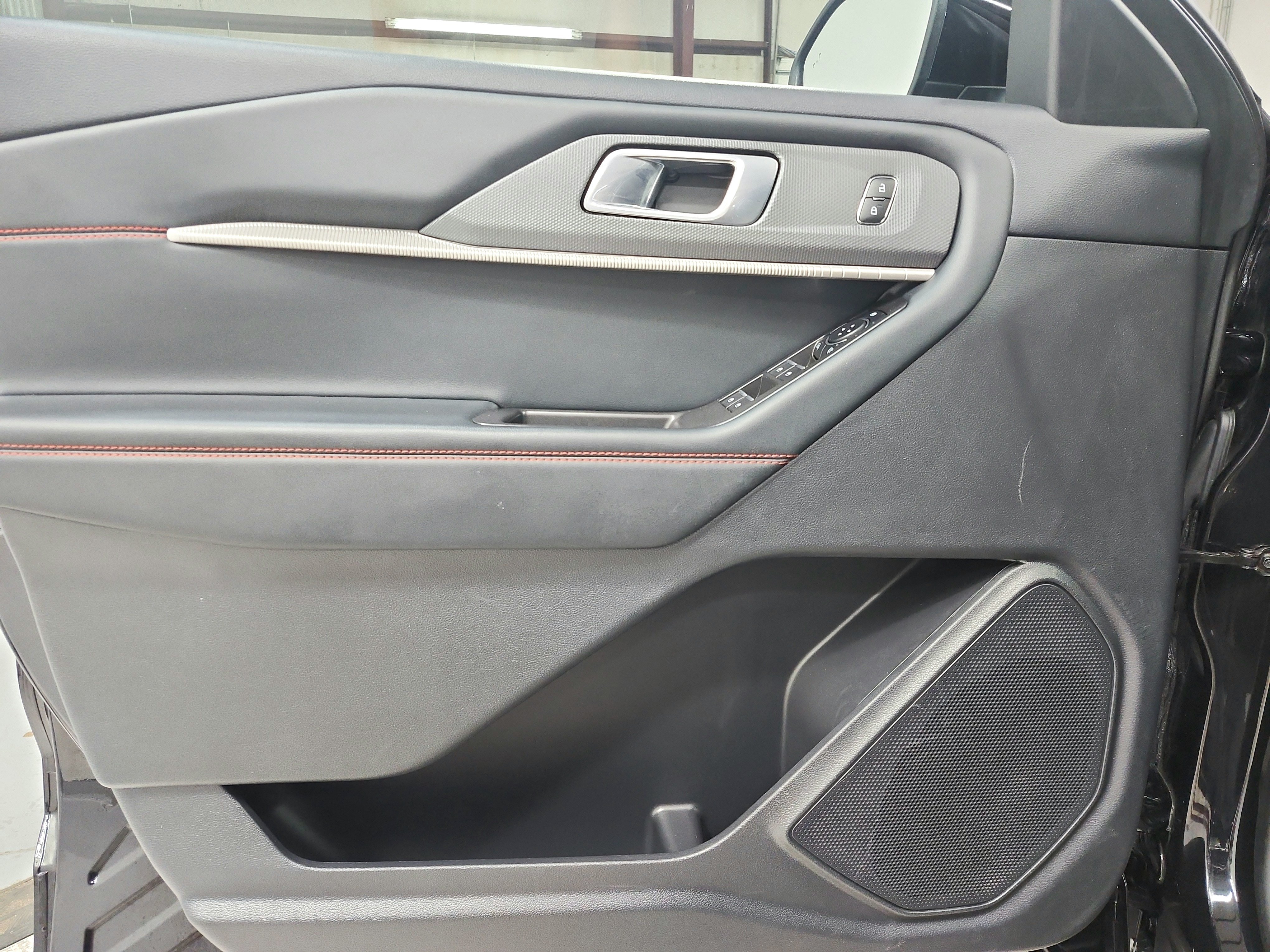 Used 2025 Ford Explorer ST-Line w/ ST-Line Street Pack AWD/4WD image 32