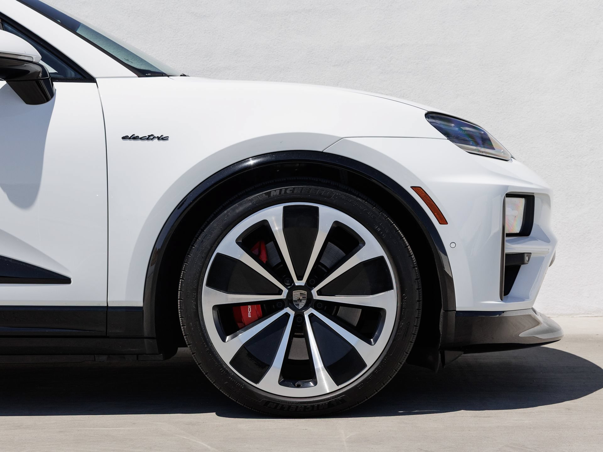 Certified 2025 Porsche Macan Turbo Electric AWD/4WD image 11