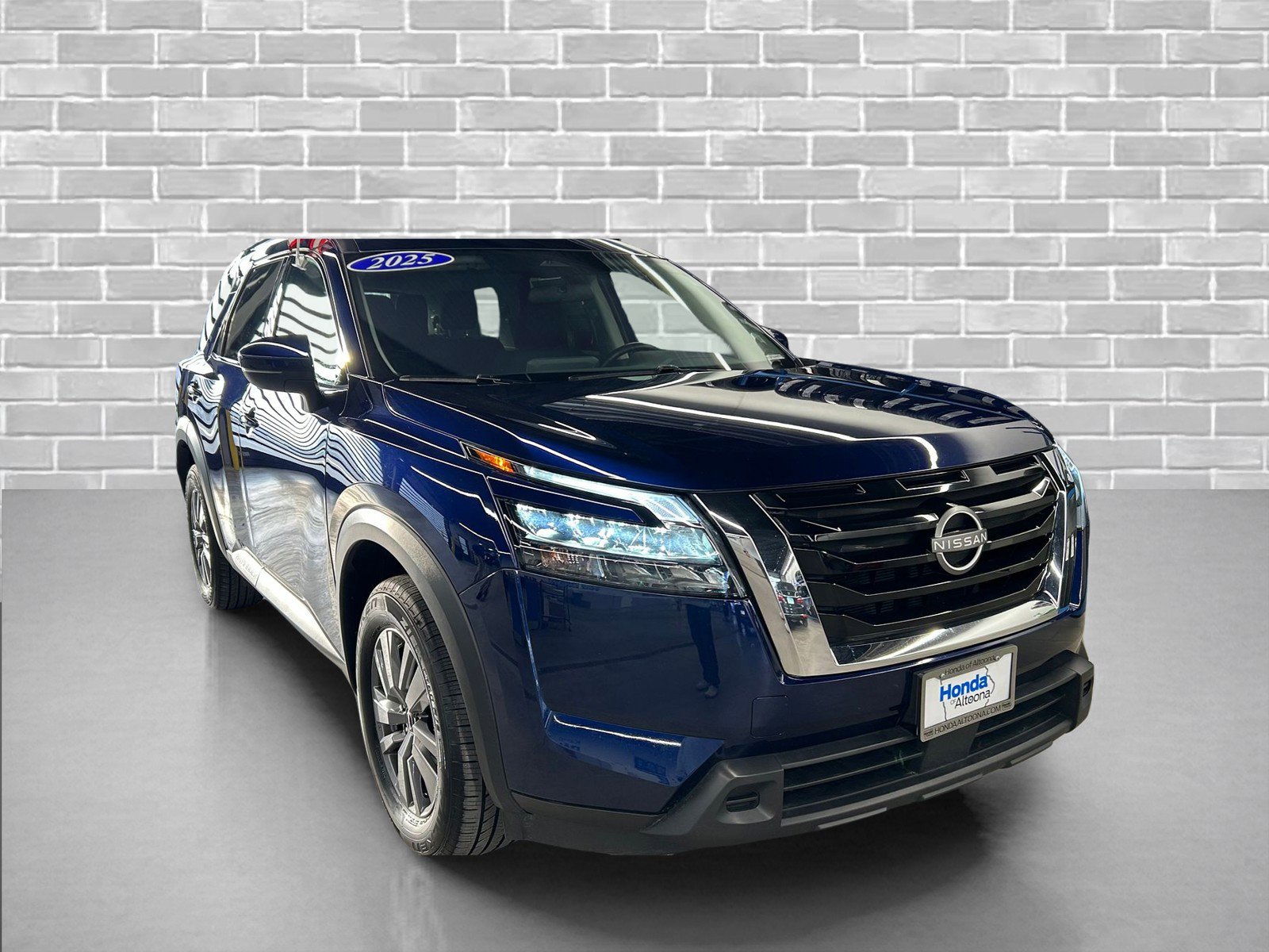 Used 2025 Nissan Pathfinder SV image 6