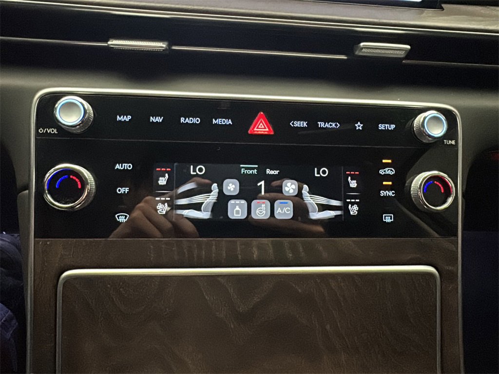 Certified 2025 Genesis GV80 3.5T Prestige image 30