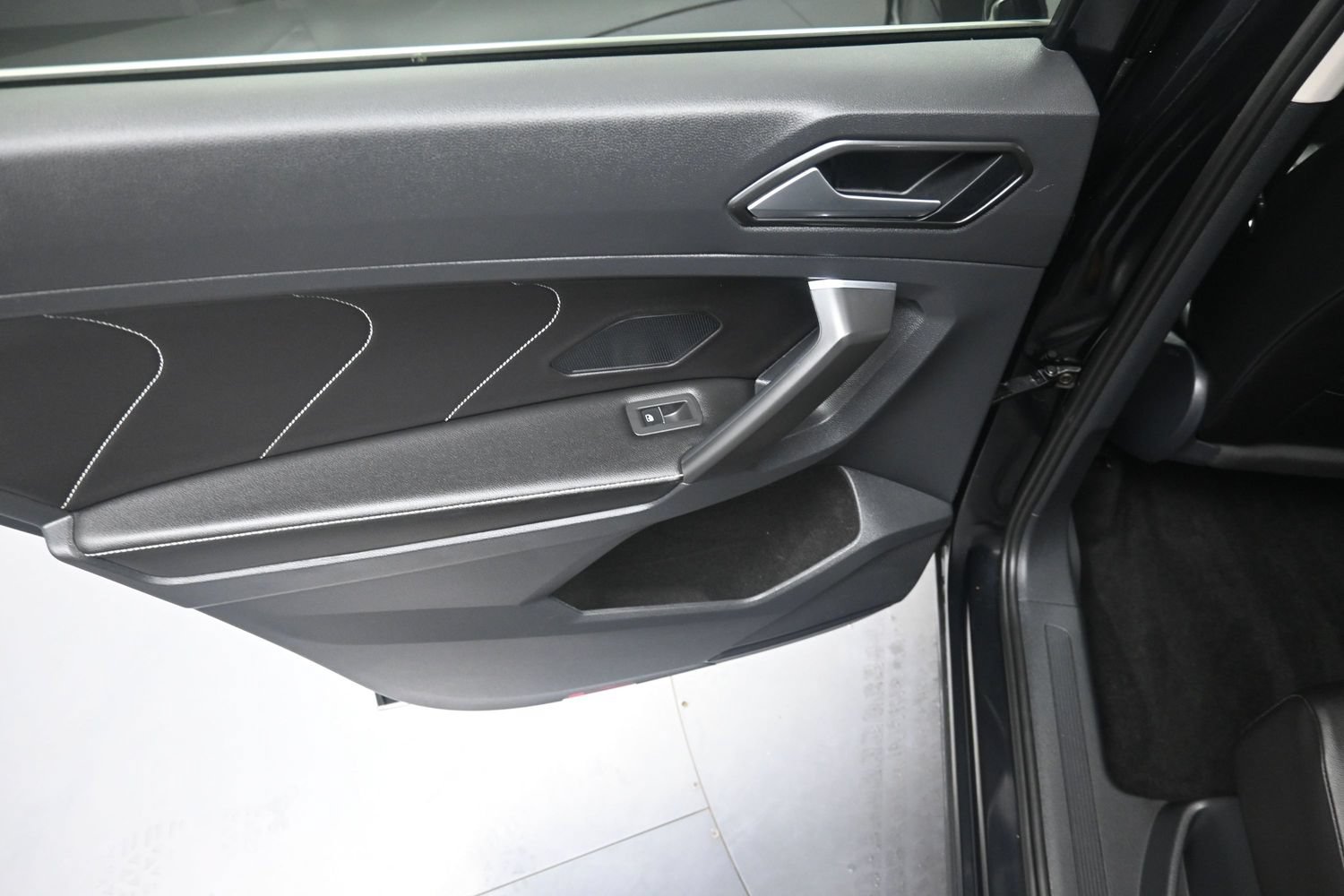 Used 2023 Volkswagen Tiguan SE AWD/4WD image 14