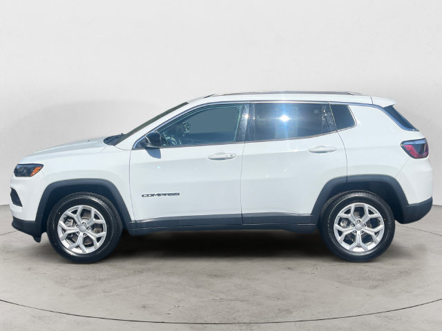 Used 2024 Jeep Compass Latitude AWD/4WD image 2