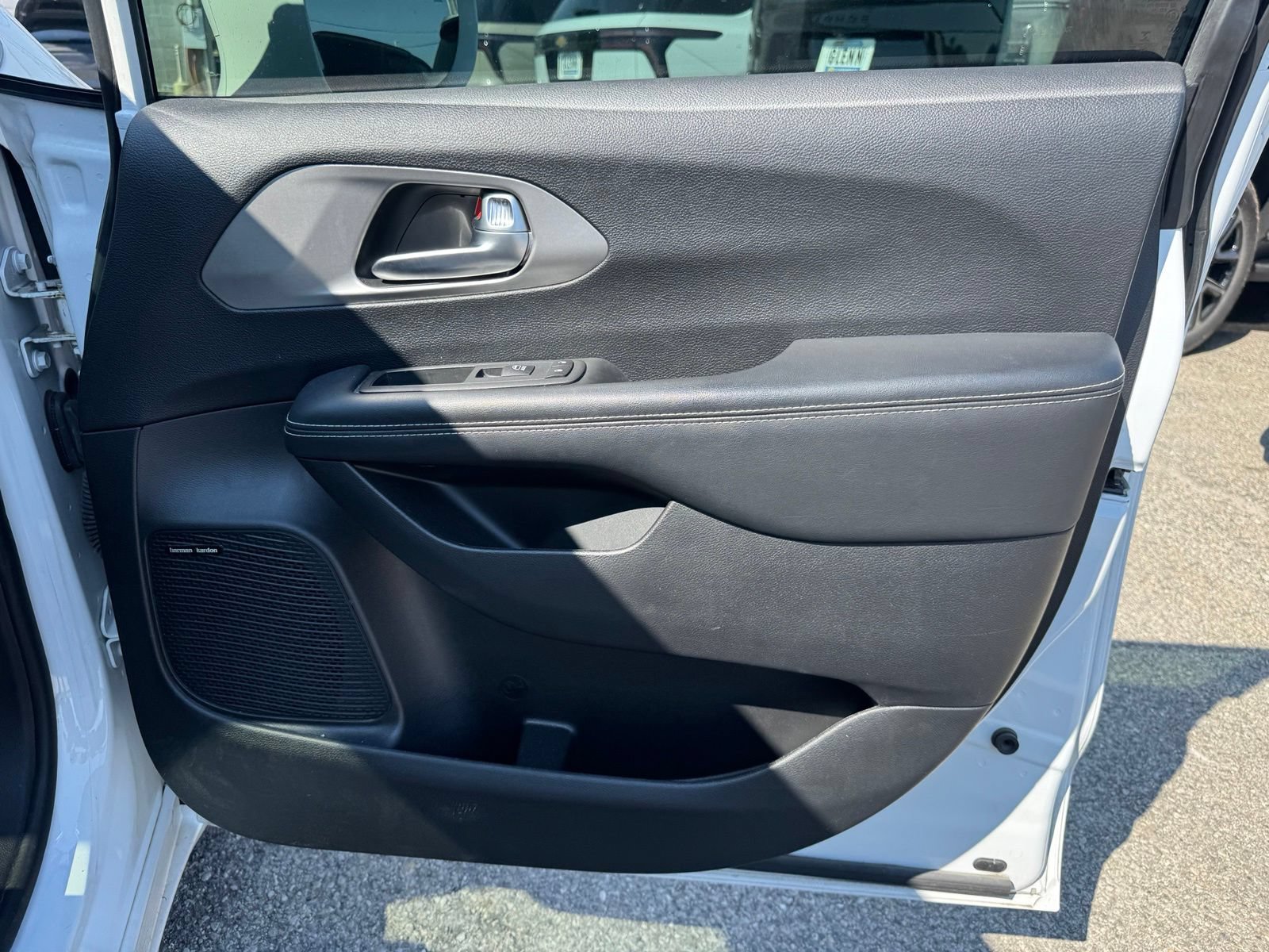 Used 2022 Chrysler Pacifica Limited w/ Uconnect Theater Family Group FWD image 35