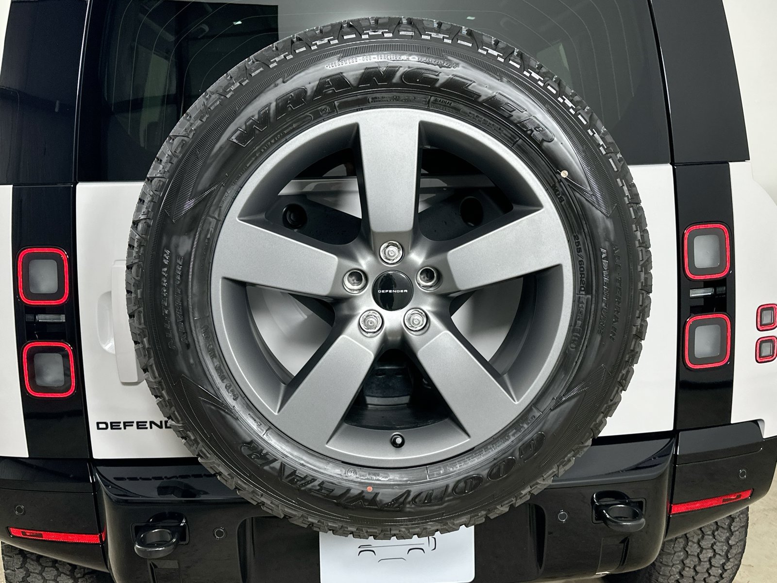 New 2026 Land Rover Defender 110 X-Dynamic SE AWD/4WD image 38