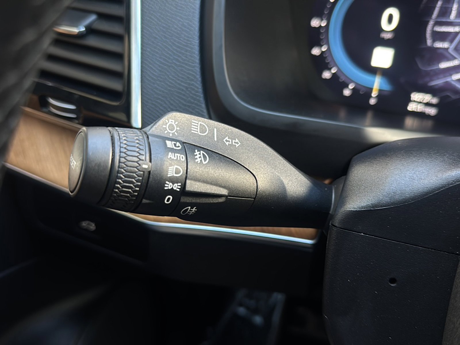 Used 2023 Volvo XC90 B6 Plus w/ Protection Package image 31