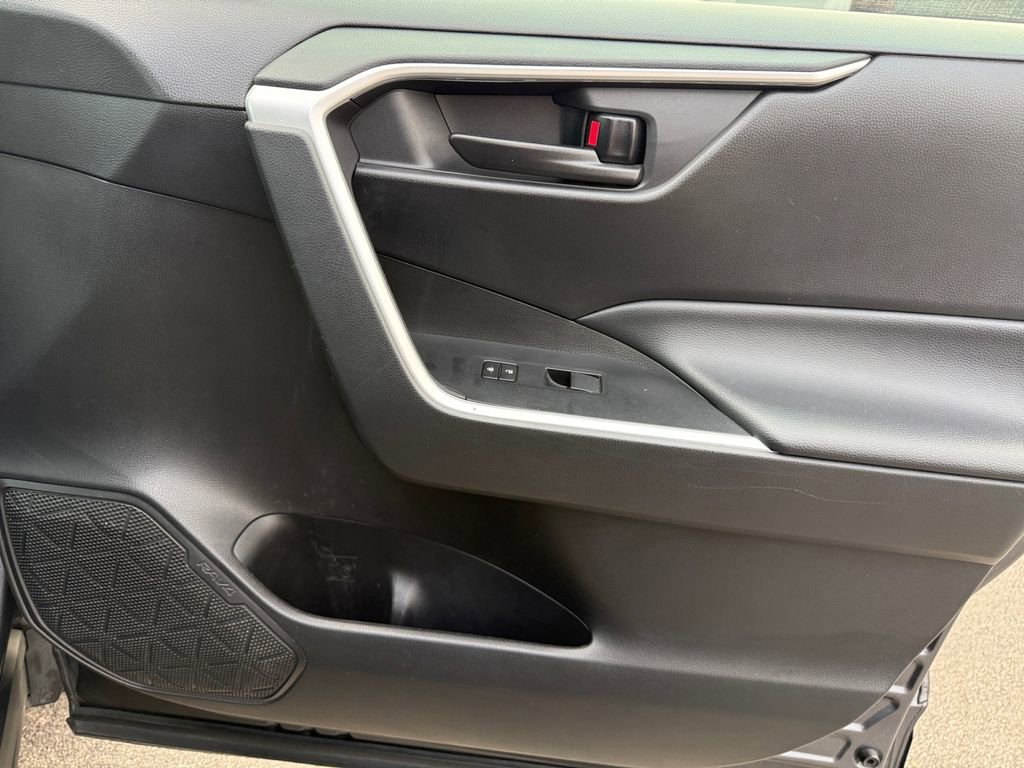 Used 2022 Toyota RAV4 LE image 19