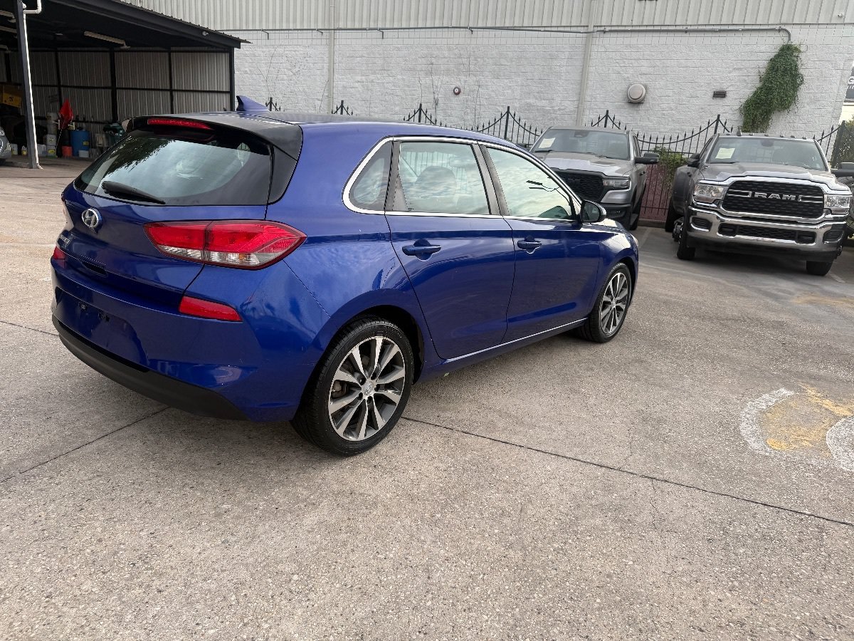 Used 2019 Hyundai Elantra GT FWD image 4