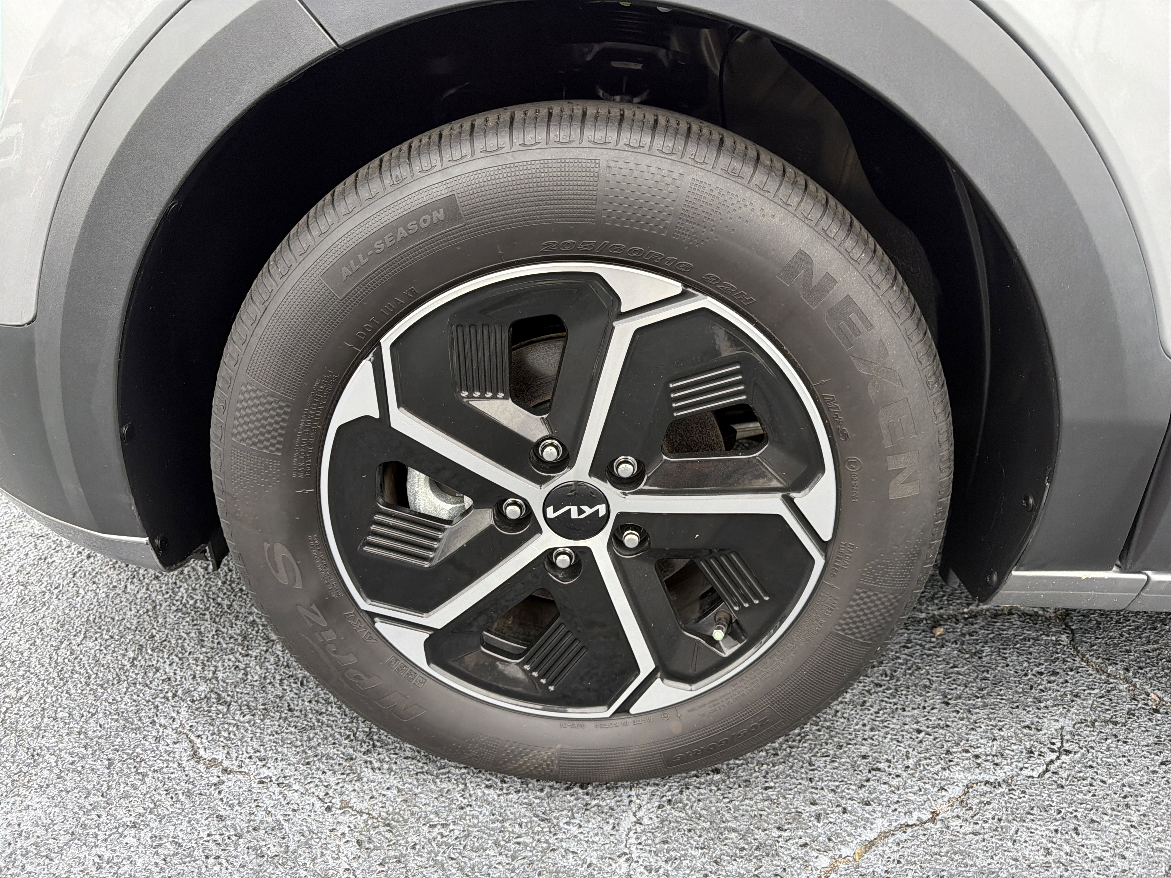 Used 2023 Kia Niro LX image 11