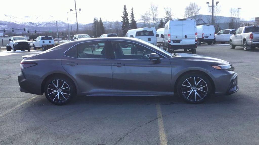 Used 2023 Toyota Camry SE image 9