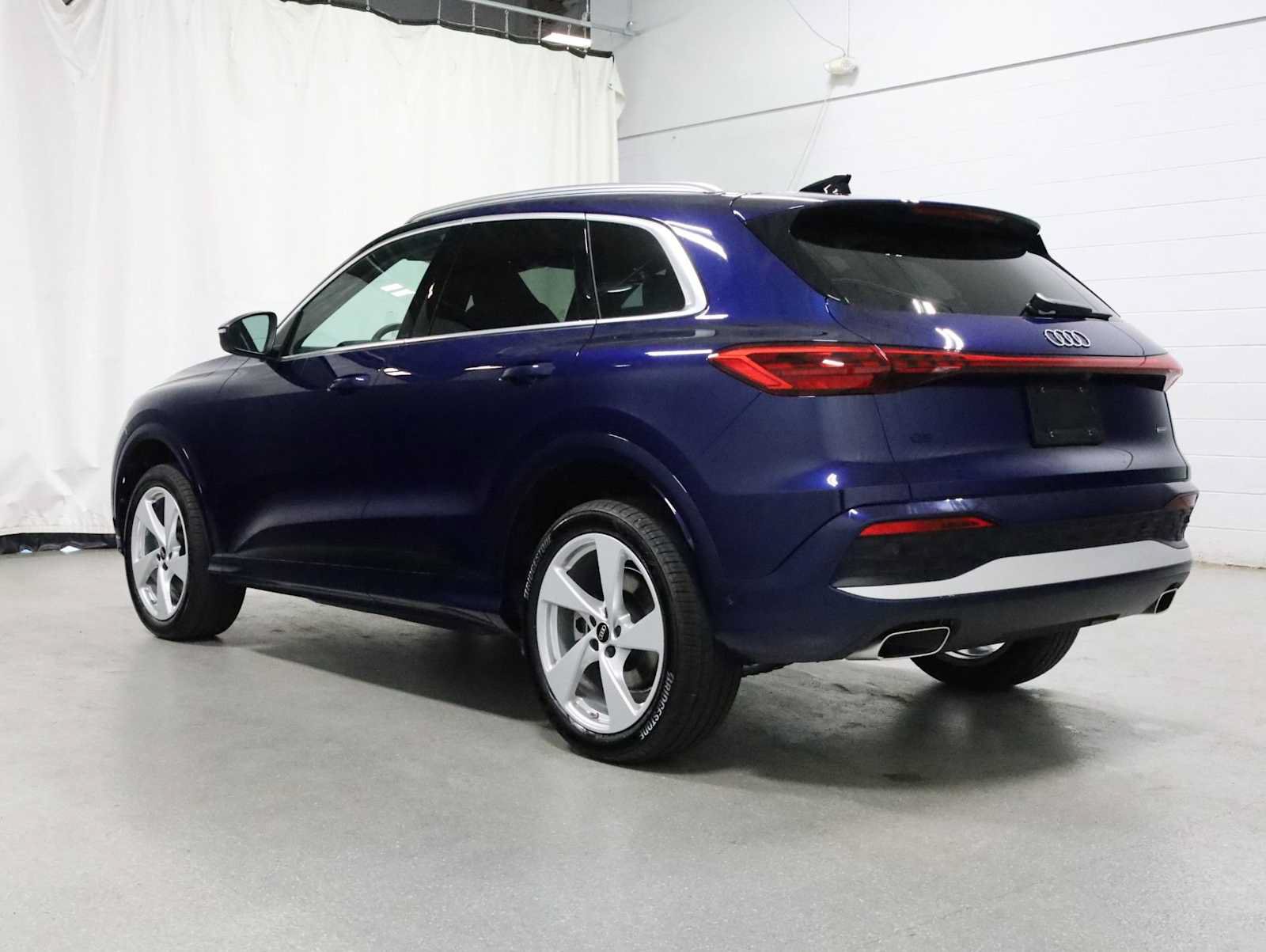 Certified 2025 Audi Q5 Premium AWD/4WD image 3
