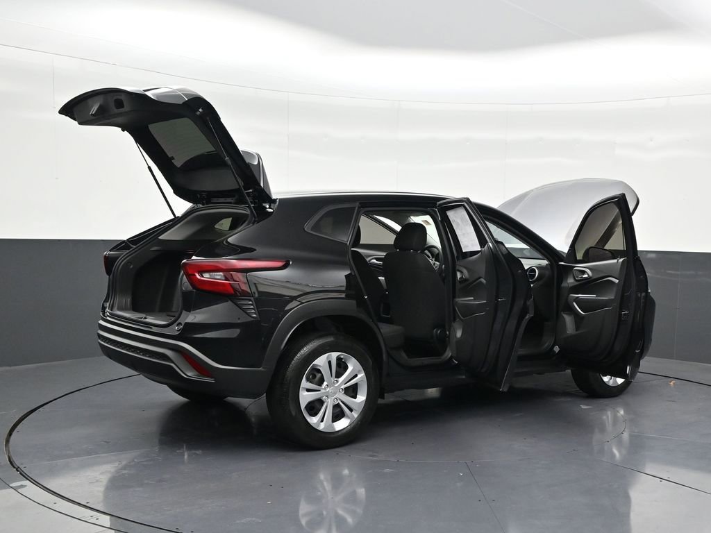 Used 2025 Chevrolet Trax LS image 31