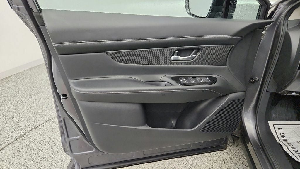 Used 2025 Nissan Murano SV AWD/4WD image 10