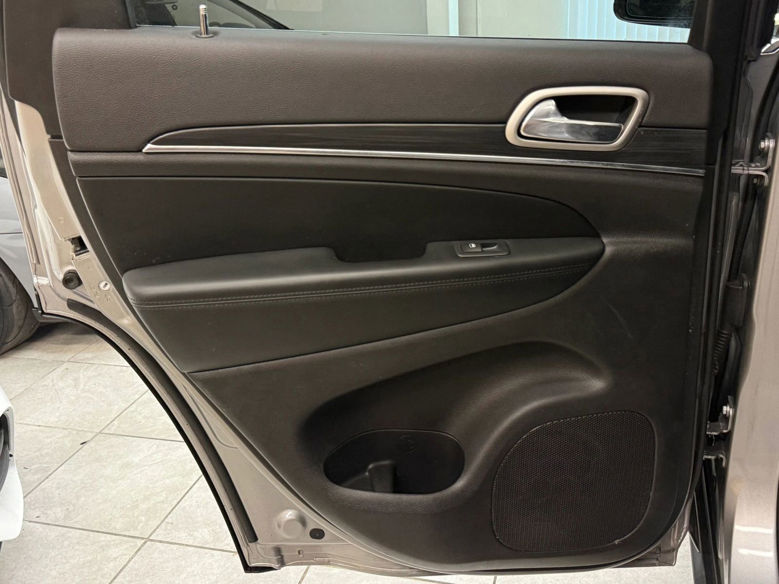 Used 2020 Jeep Grand Cherokee Limited AWD/4WD image 19