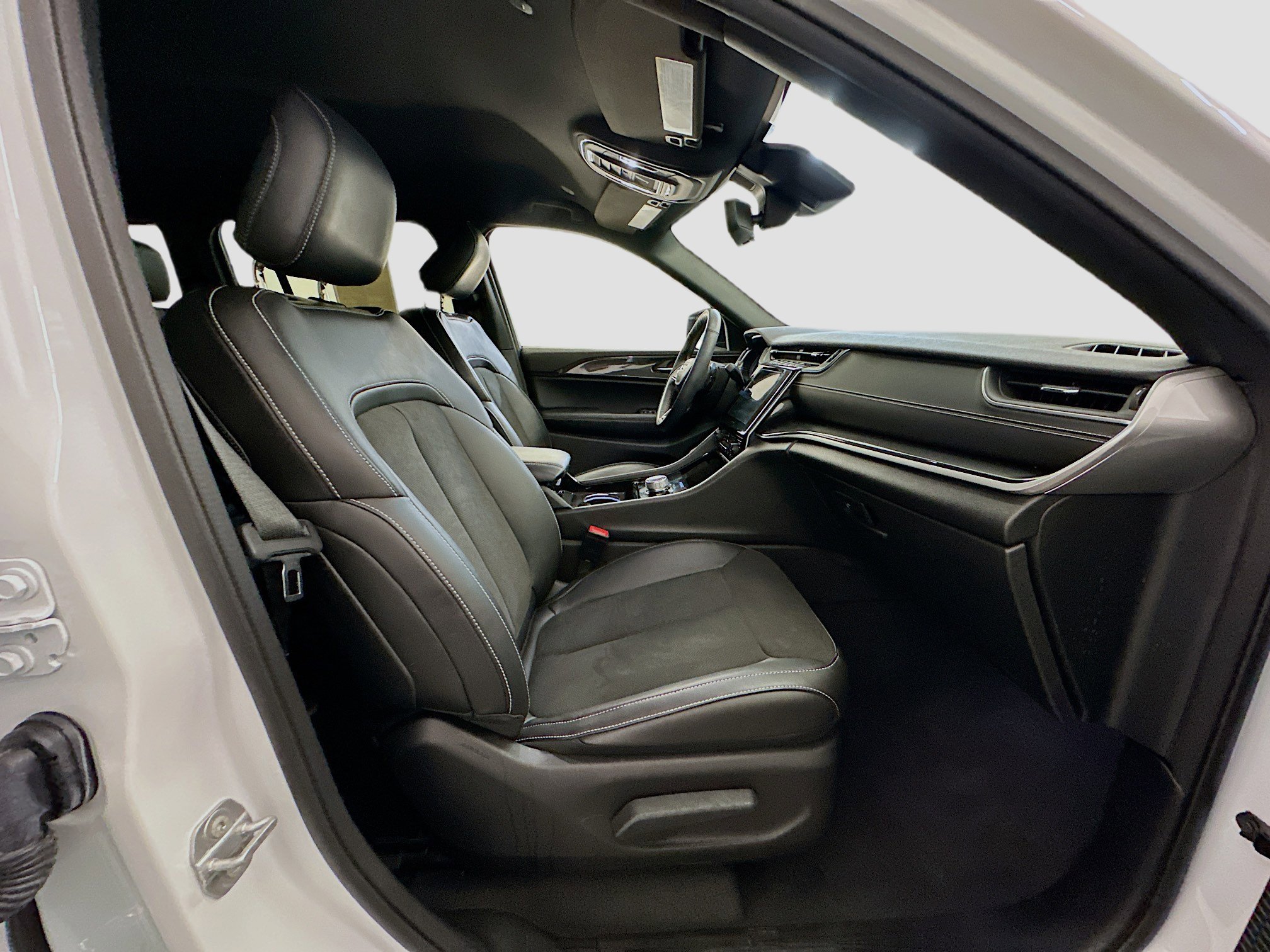 Used 2022 Jeep Grand Cherokee Altitude image 32