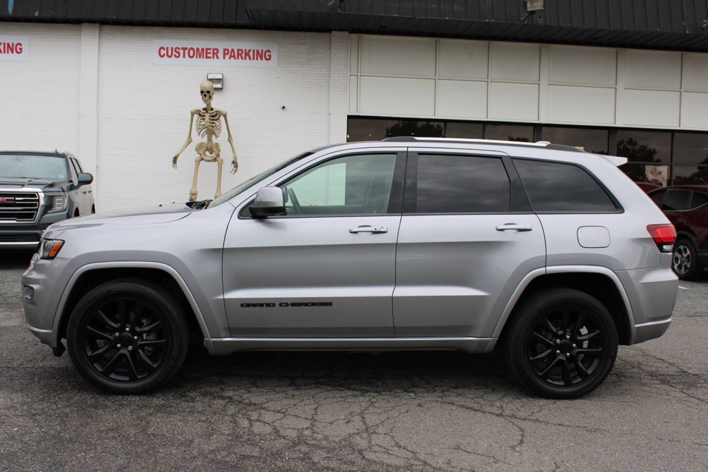 Used 2020 Jeep Grand Cherokee Altitude AWD/4WD image 4