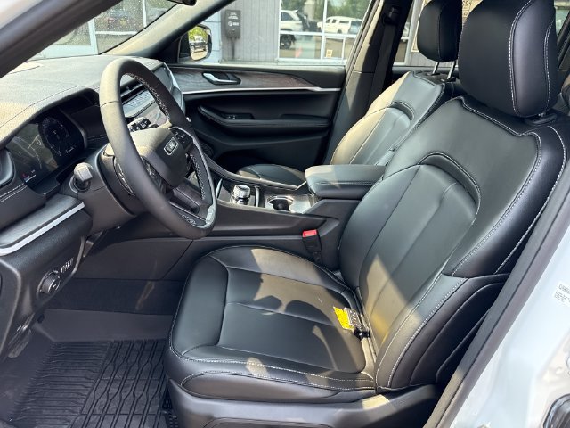 New 2026 Jeep Grand Cherokee Limited w/ Limited Altitude Package AWD/4WD image 14