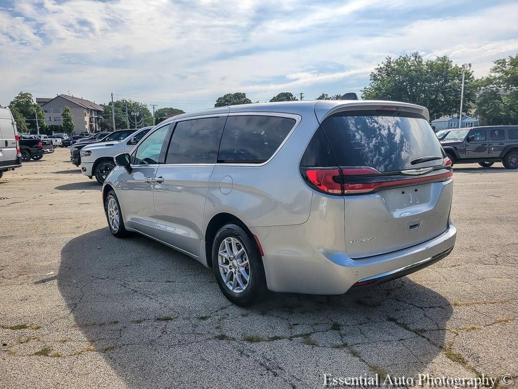 Certified 2023 Chrysler Pacifica Touring-L FWD image 11