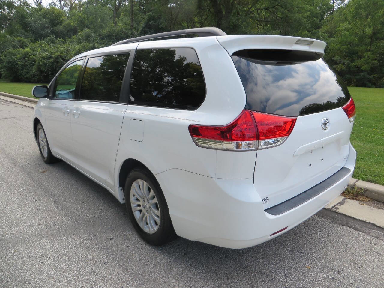 Used 2011 Toyota Sienna XLE image 3