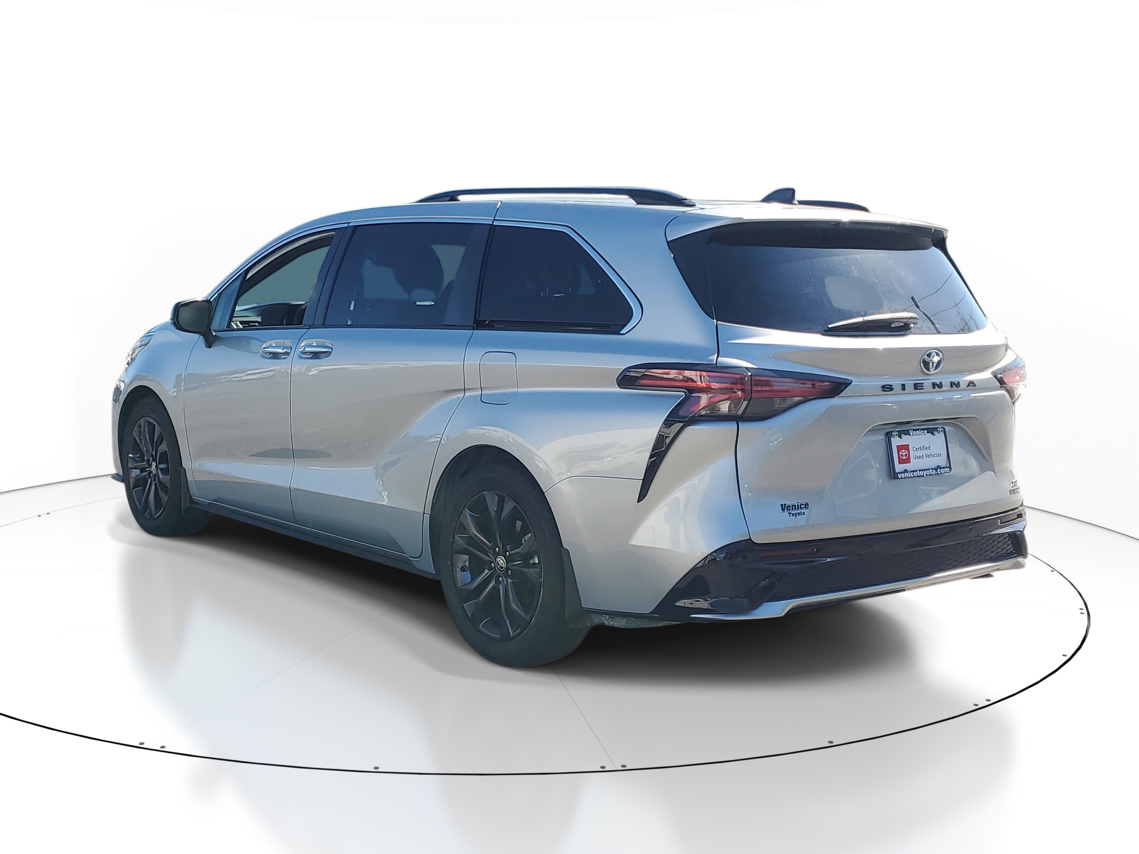 Certified 2022 Toyota Sienna XSE w/ XSE Plus Package FWD image 4
