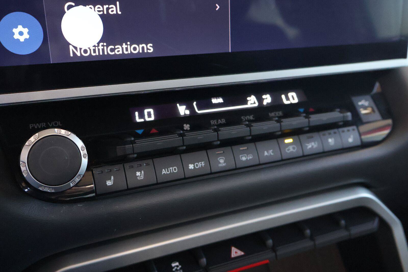 Used 2025 Toyota Sequoia Platinum AWD/4WD image 44