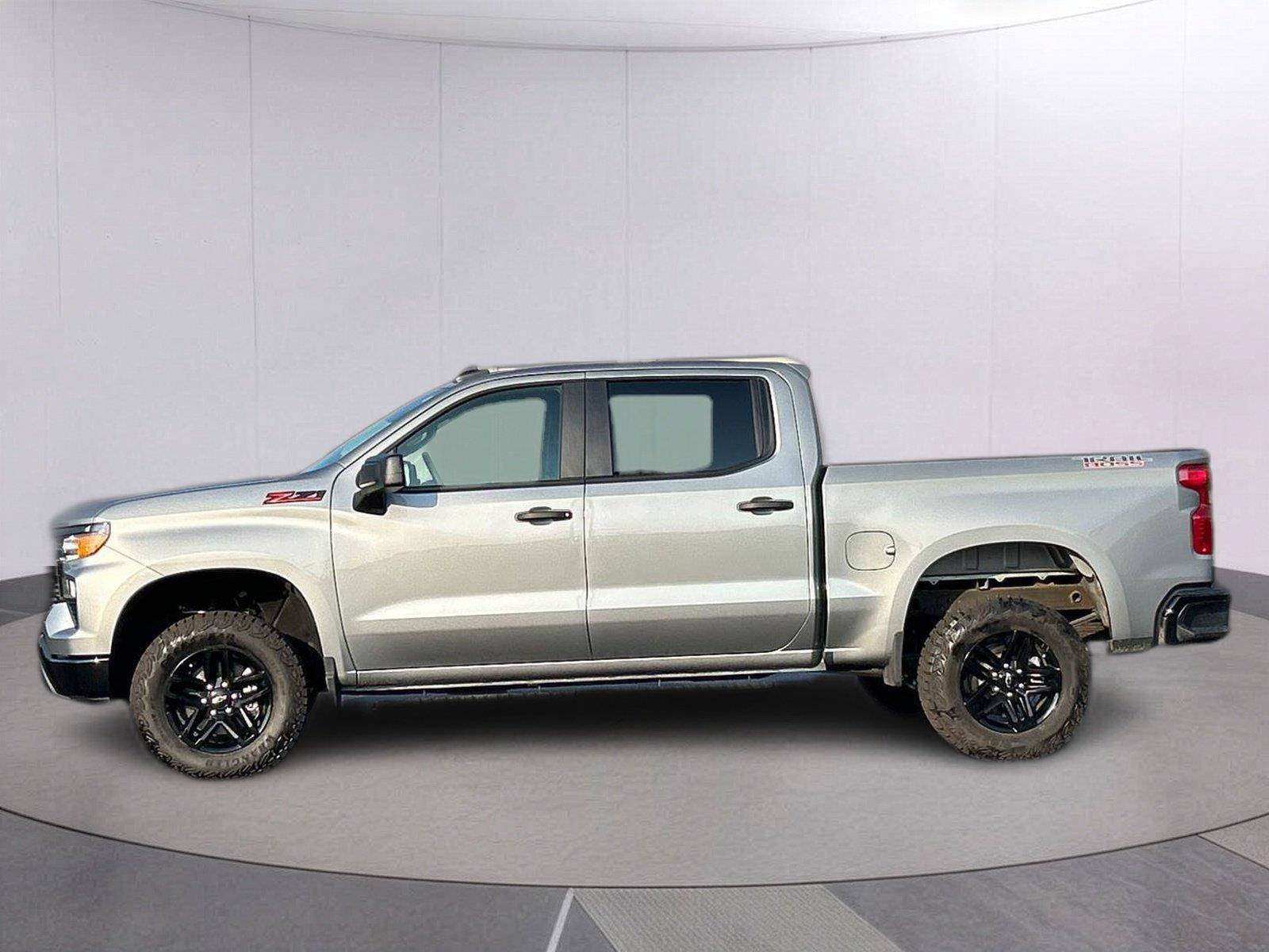 Used 2026 Chevrolet Silverado 1500 Custom Trail Boss w/ LPO, Dark Essentials Package AWD/4WD image 2
