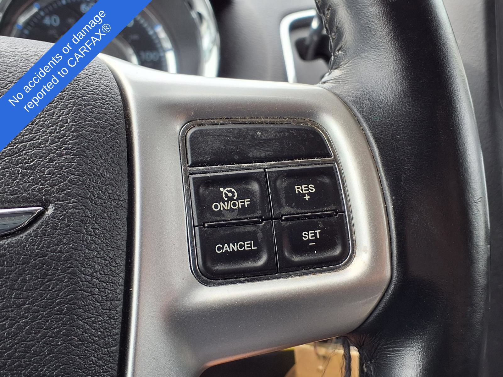 Used 2015 Chrysler Town & Country Touring-L FWD image 27