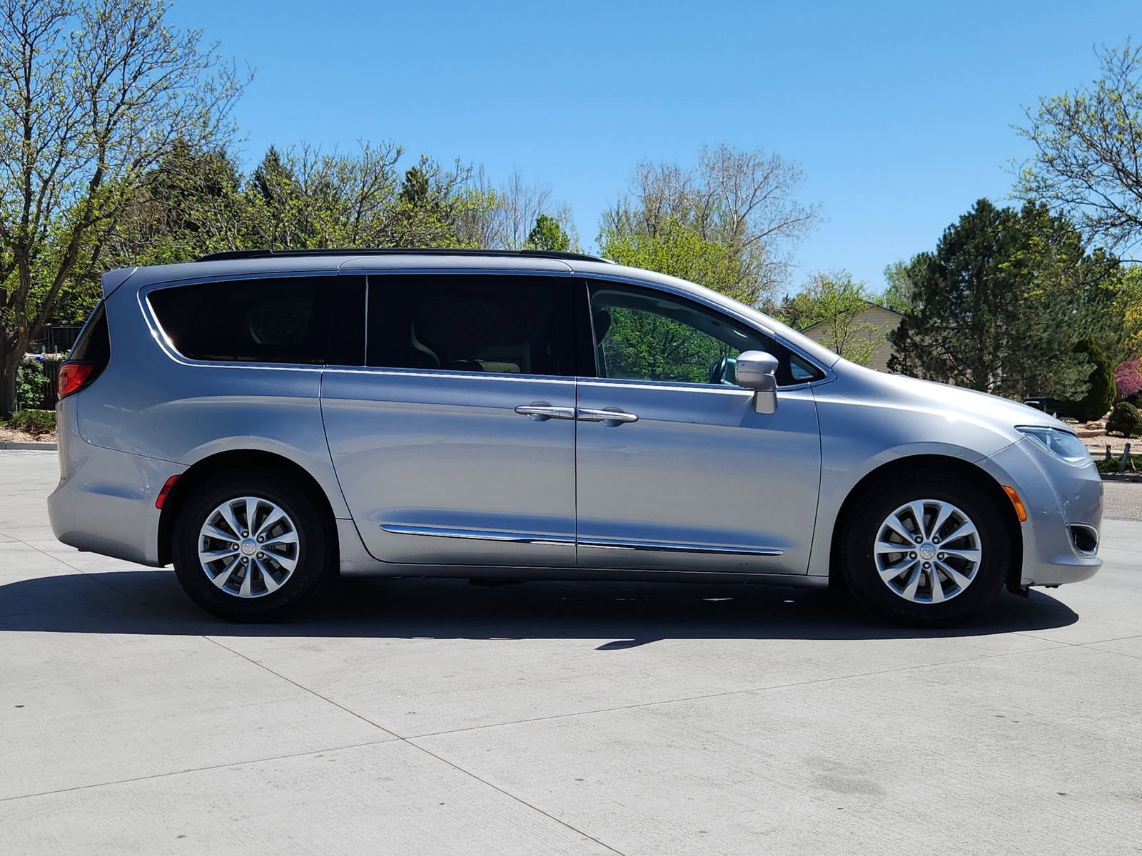 Used 2017 Chrysler Pacifica Touring-L FWD image 6