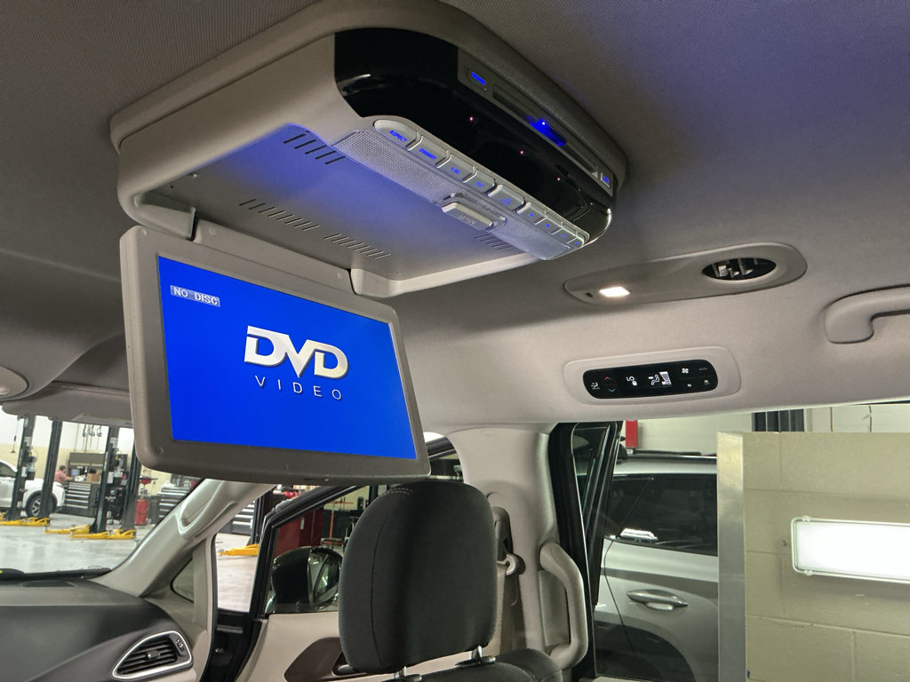 Used 2019 Chrysler Pacifica Touring Plus w/ Tire & Wheel Group FWD image 19