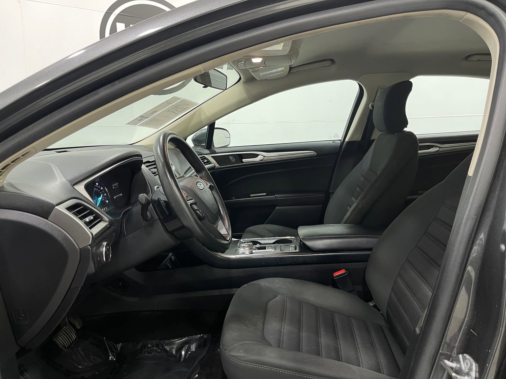 Used 2018 Ford Fusion SE w/ Fusion SE Technology Package image 11