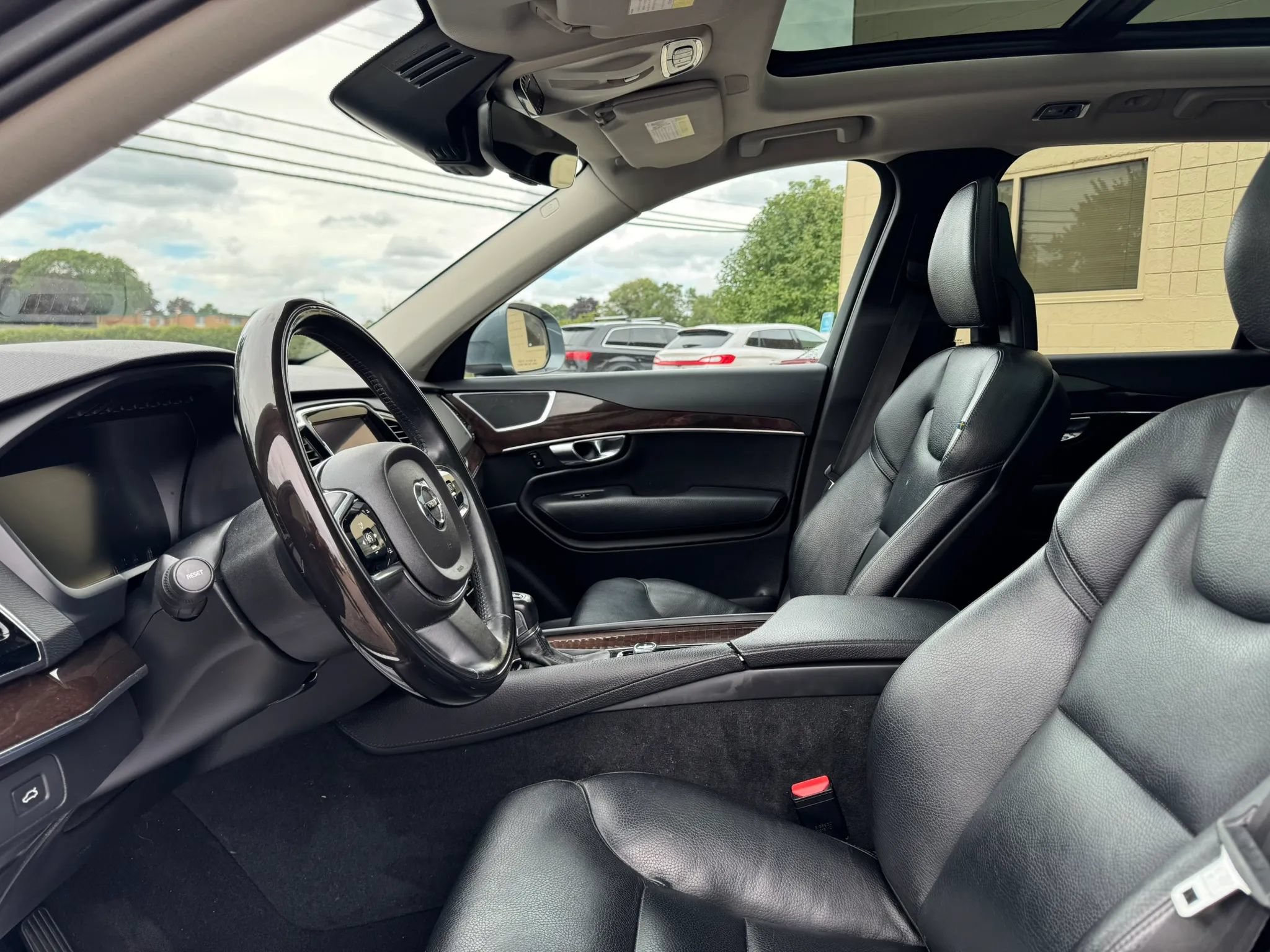 Used 2016 Volvo XC90 T6 Momentum w/ Momentum Plus Package AWD/4WD image 19