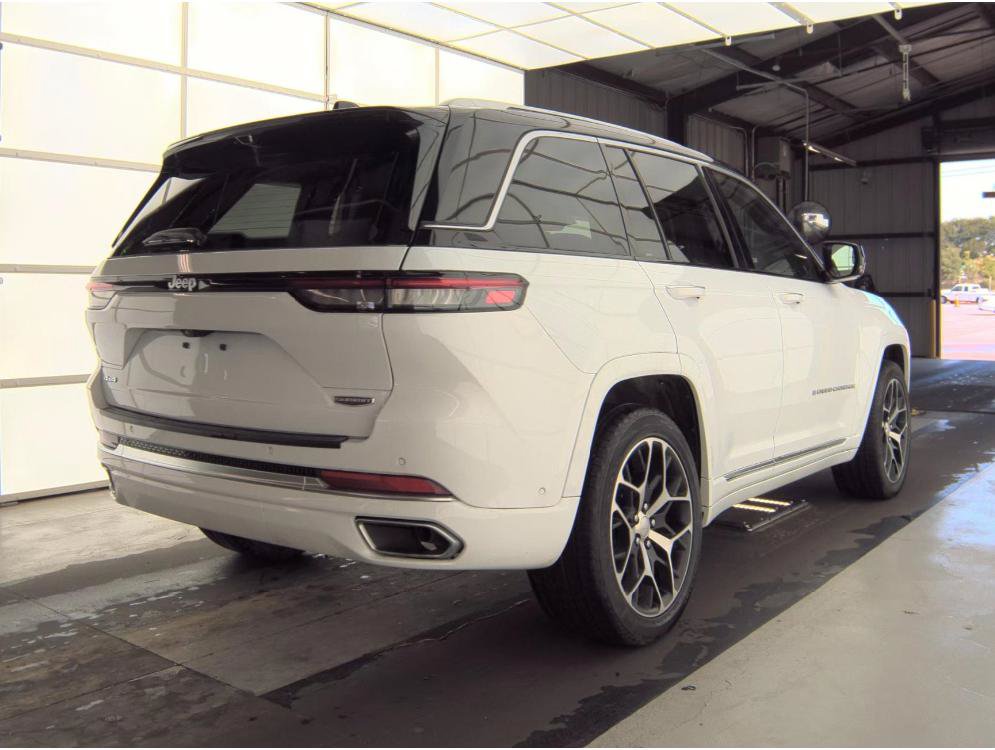 Used 2024 Jeep Grand Cherokee Summit AWD/4WD image 4