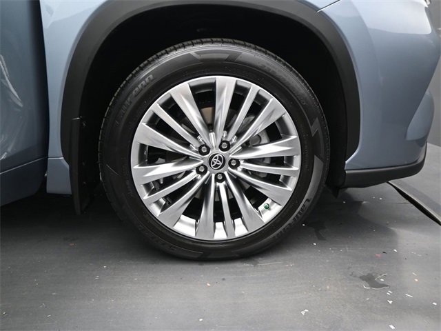 Used 2024 Toyota Highlander Platinum image 19
