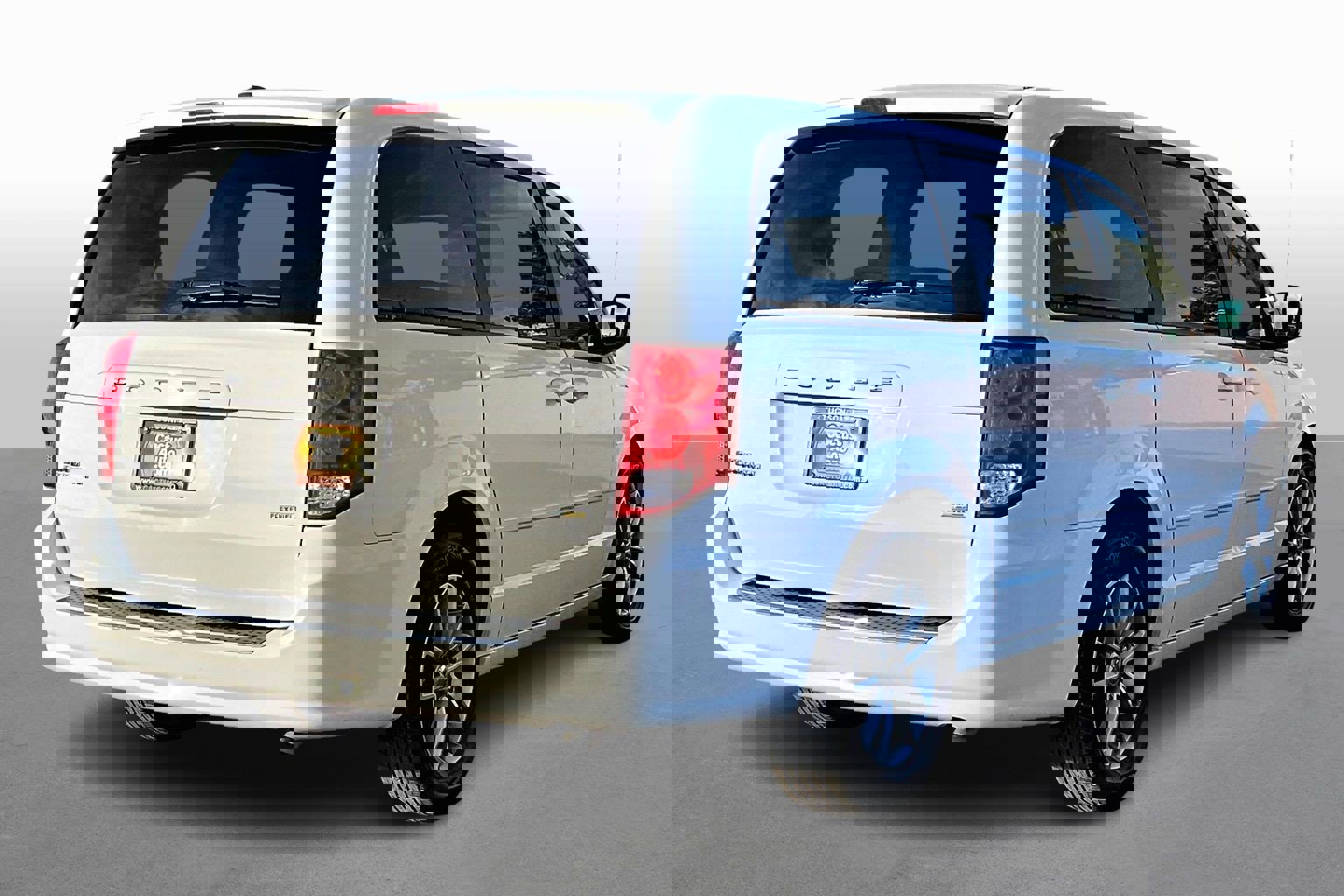 Used 2016 Dodge Grand Caravan SE image 2