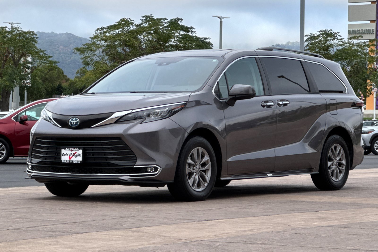 Certified 2024 Toyota Sienna XLE FWD image 10
