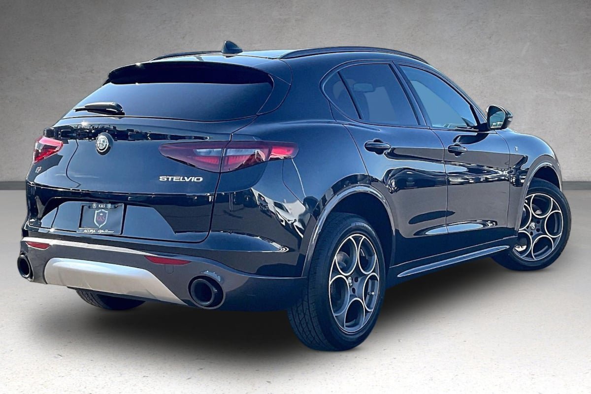 Used 2023 Alfa Romeo Stelvio Ti AWD/4WD image 34