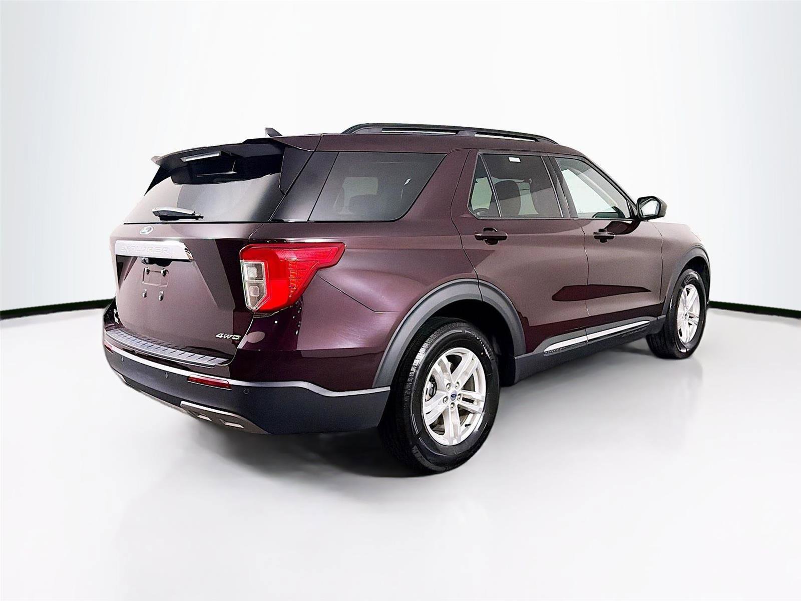Used 2022 Ford Explorer XLT w/ Equipment Group 202A AWD/4WD image 11