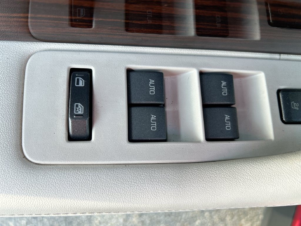 Used 2010 Lincoln MKS FWD image 14