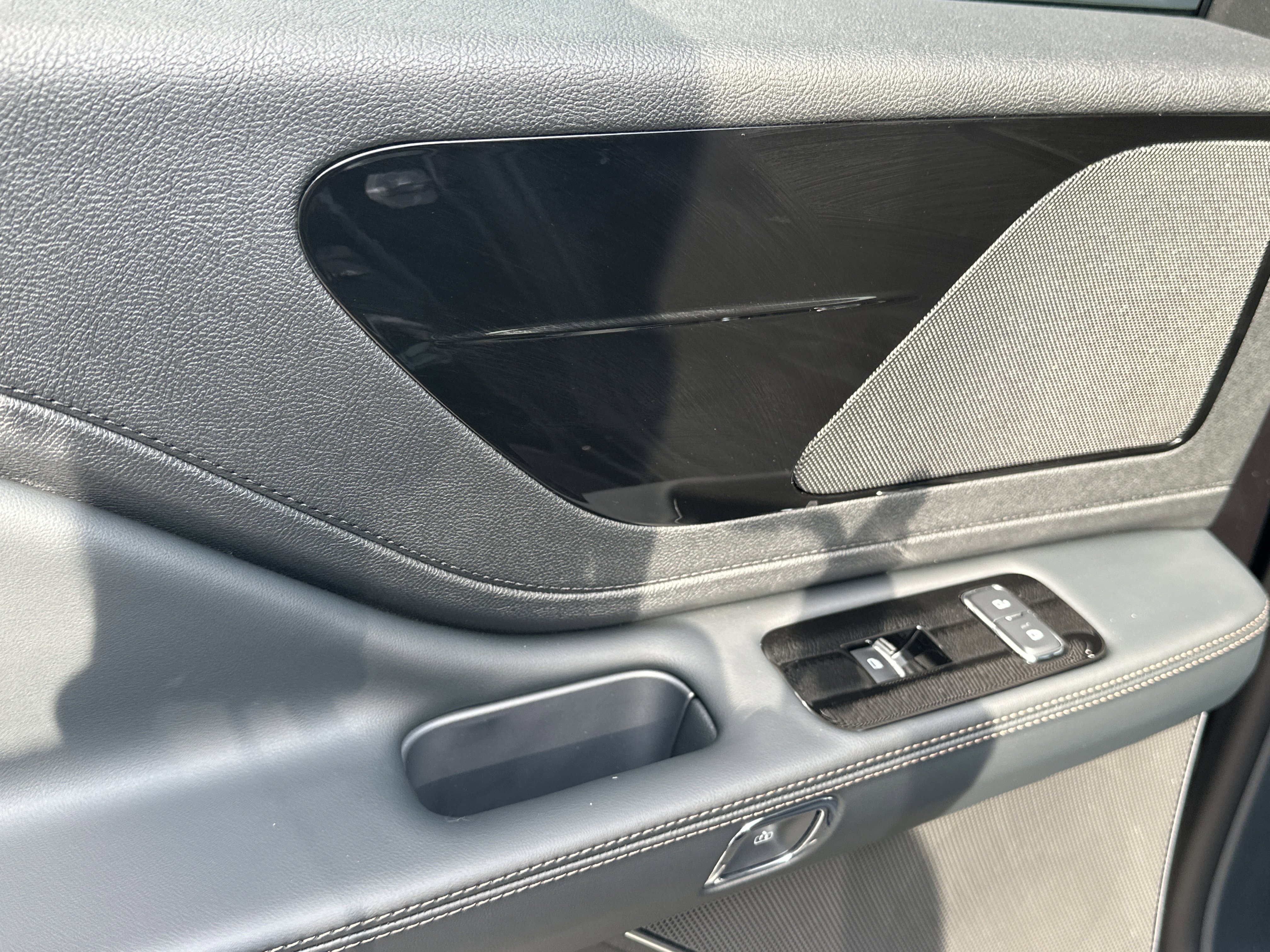 New 2026 Lincoln Aviator 2WD w/ Jet Appearance Package image 12