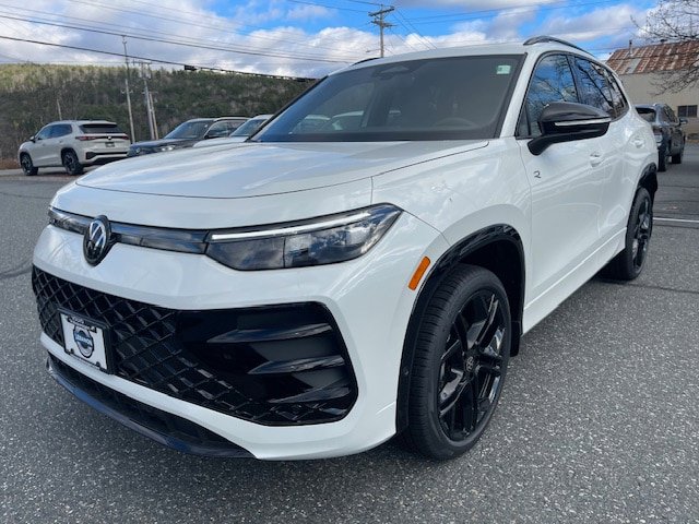 New 2025 Volkswagen Tiguan SE R-Line