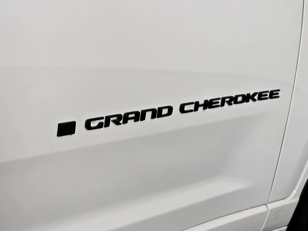 New 2025 Jeep Grand Cherokee Summit w/ Obsidian Package image 37