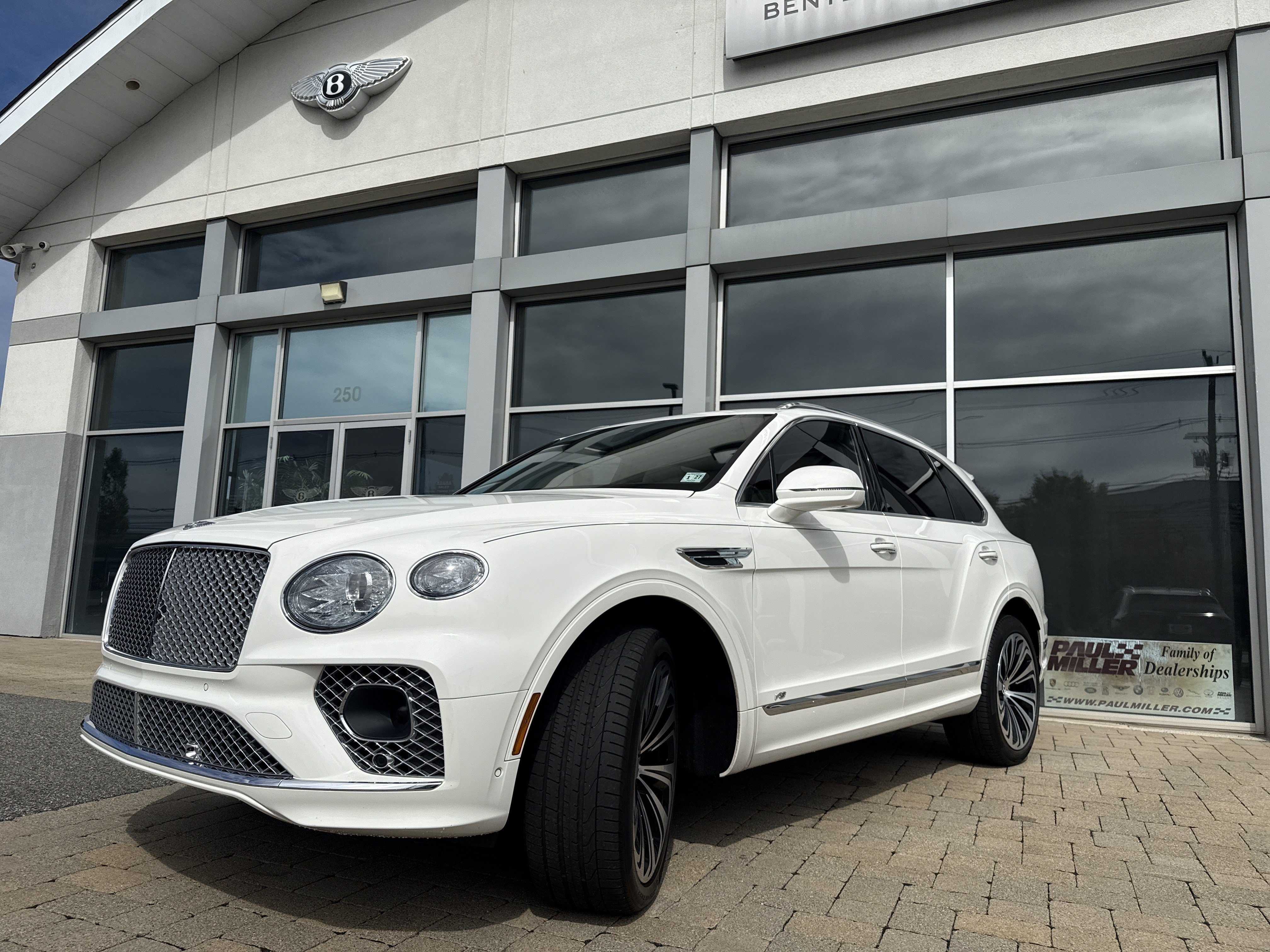 Used 2022 Bentley Bentayga AWD/4WD image 38