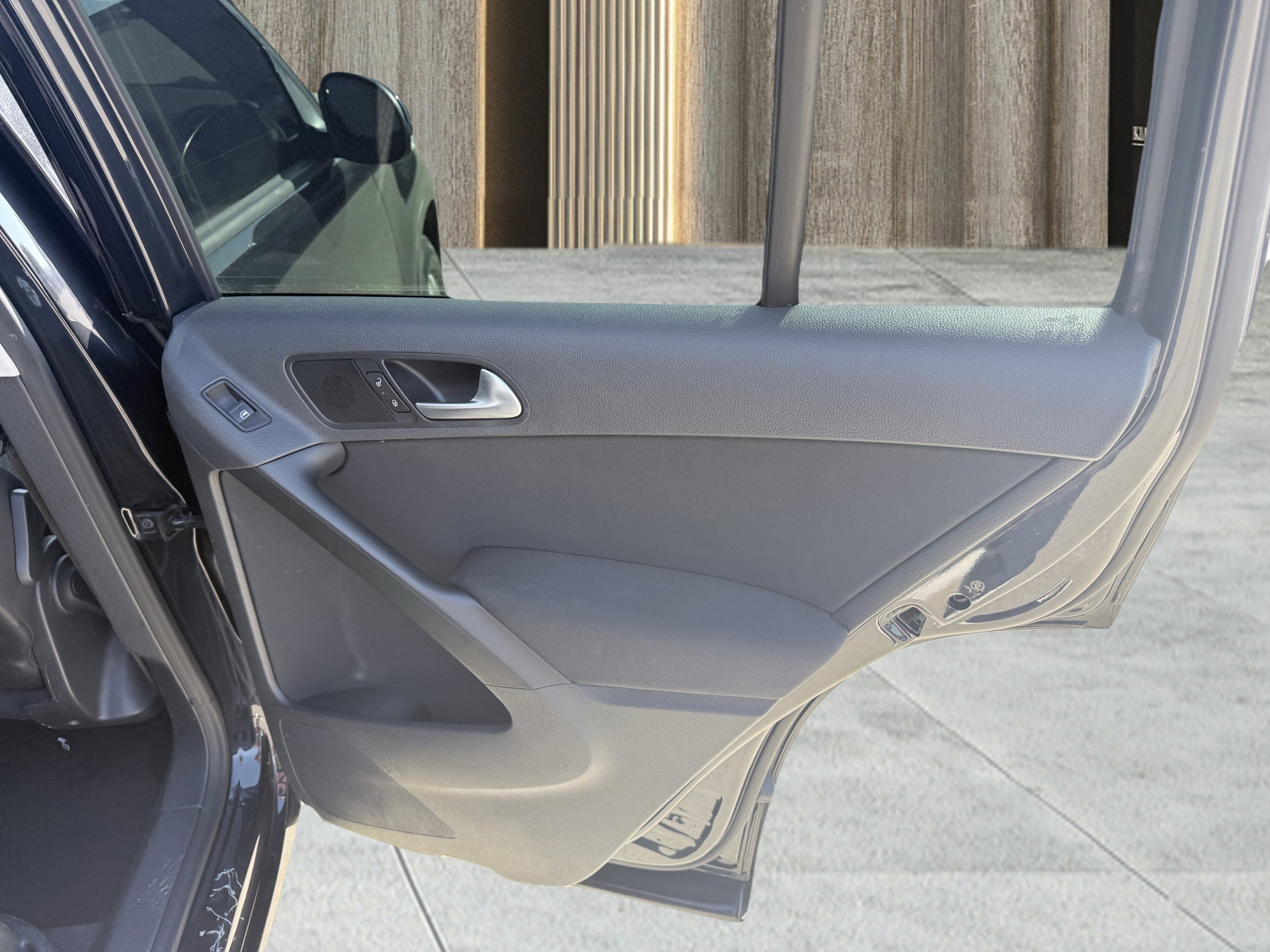 Used 2011 Volkswagen Tiguan S image 33