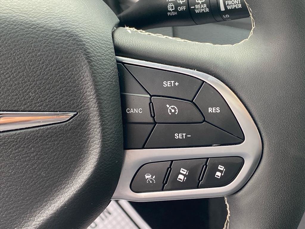 Used 2026 Chrysler Pacifica Select FWD image 16