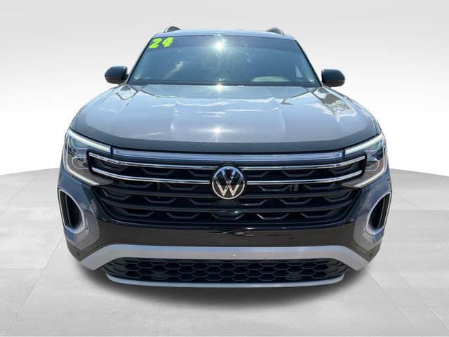 Used 2024 Volkswagen Atlas Peak Edition SE AWD/4WD image 2