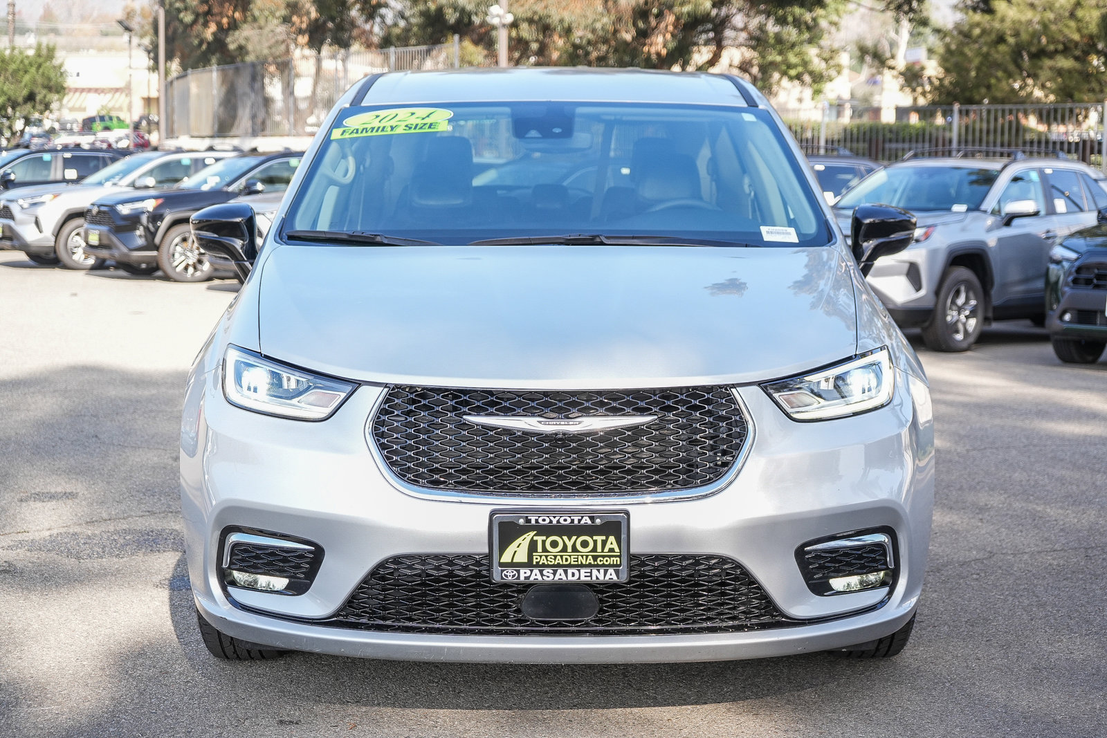 Used 2024 Chrysler Pacifica Touring-L image 2