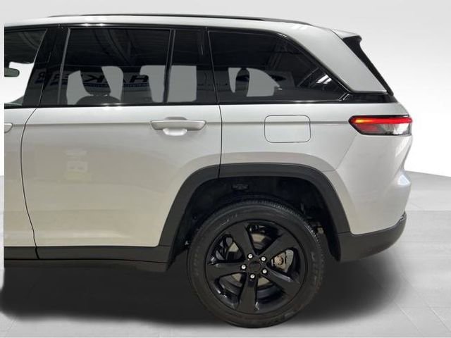 Used 2023 Jeep Grand Cherokee Altitude image 13