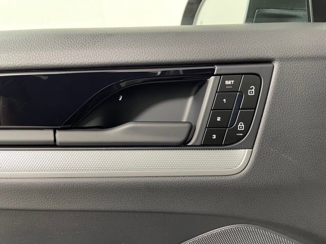 Used 2025 Porsche Cayenne image 32